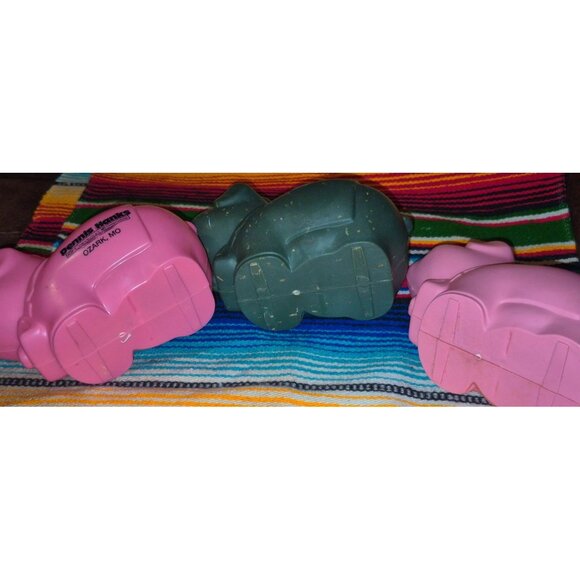 Set Of 3 Plastic Piggy Banks Pink & Green Ararat Shrine Hospital Fundraiser Coll - Picture 8 of 8